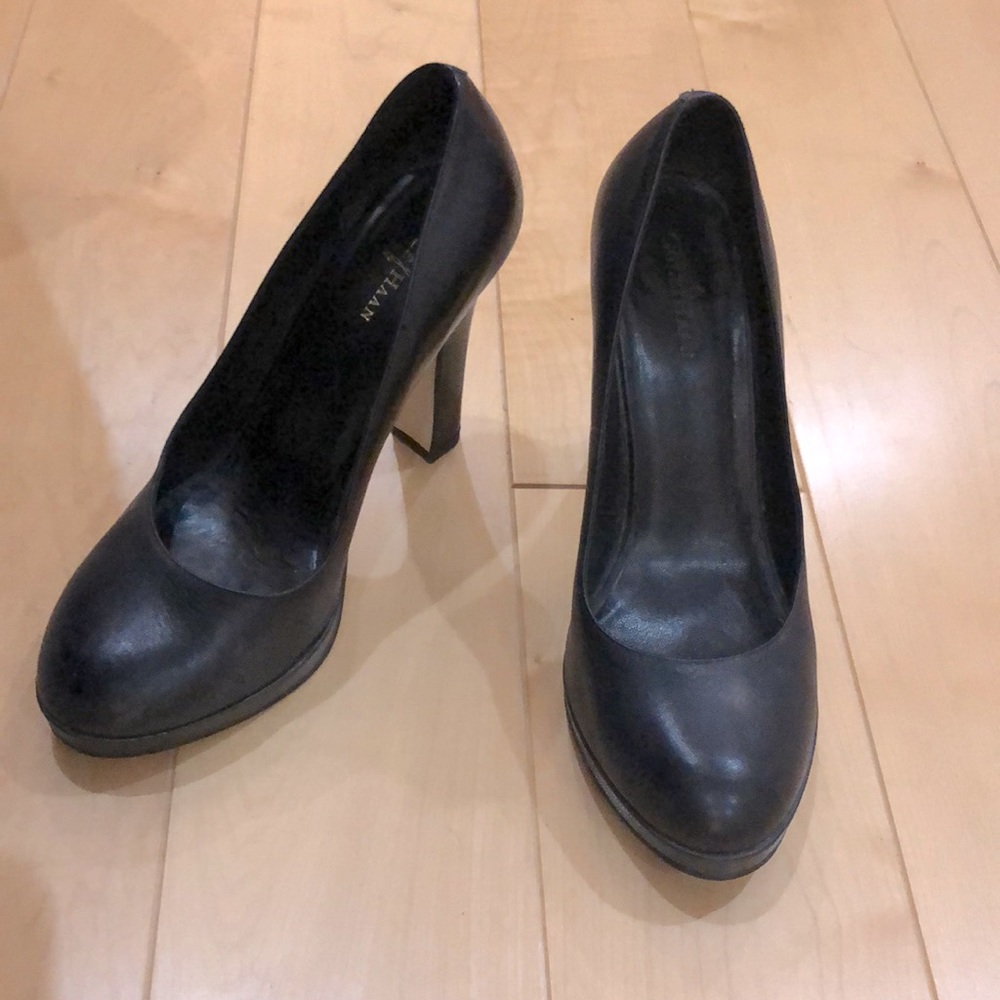 Cole Haan round toe heel / black leather / size 8